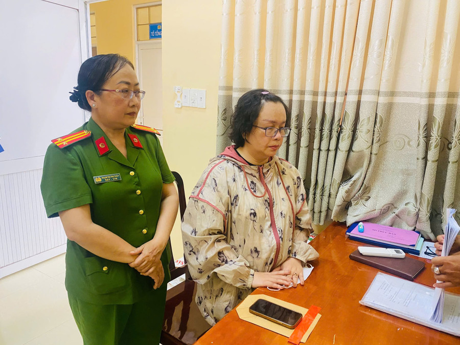 Đối tượng Huỳnh Thị Xuân Mai (áo hoa) bị bắt tạm giam.