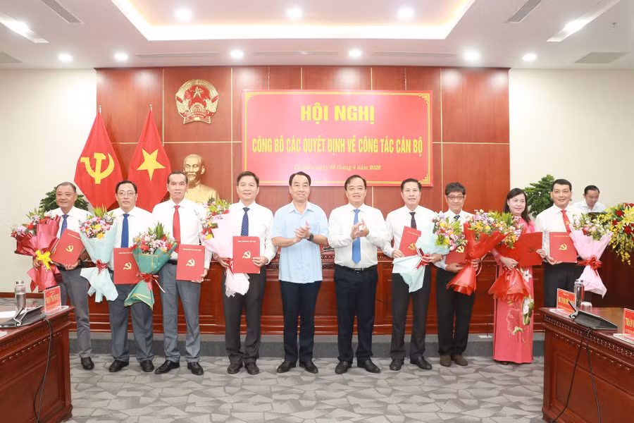 Lãnh đạo tỉnh Cà Mau trao quyết định điều động, phân công, bổ nhiệm 8 cán bộ chủ chốt.