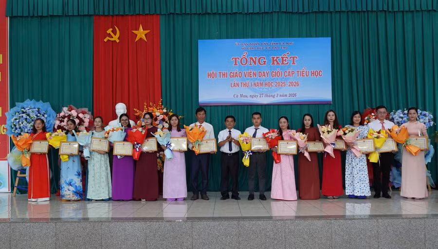 Lãnh đạo Sở GD&ĐT Cà Mau trao thưởng cho 14 giáo viên có thành tích xuất sắc tại Hội thi.