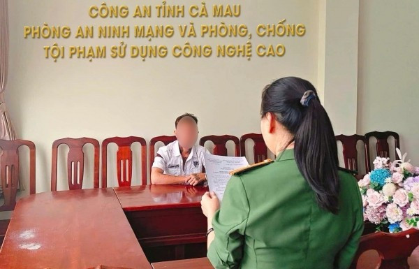 Công an làm việc với đối tượng đăng tải thông tin sai sự thật. (Ảnh: Công an tỉnh Cà Mau)
