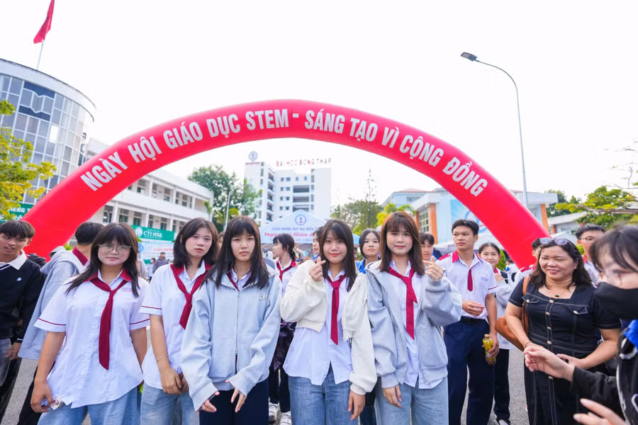 Học sinh tham gia Ngày hội STEM tại Đồng Tháp.