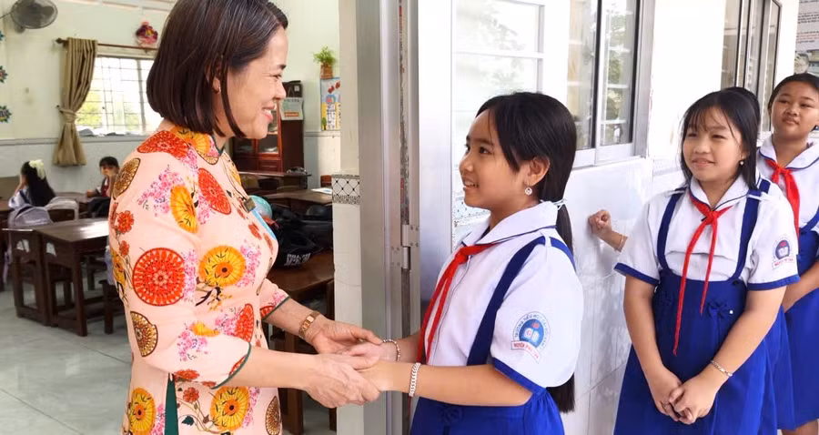 Cô trò Trường Tiểu học Cái Đôi Vàm 1 vui vẻ thăm hỏi nhau sau kỳ nghỉ Tết.