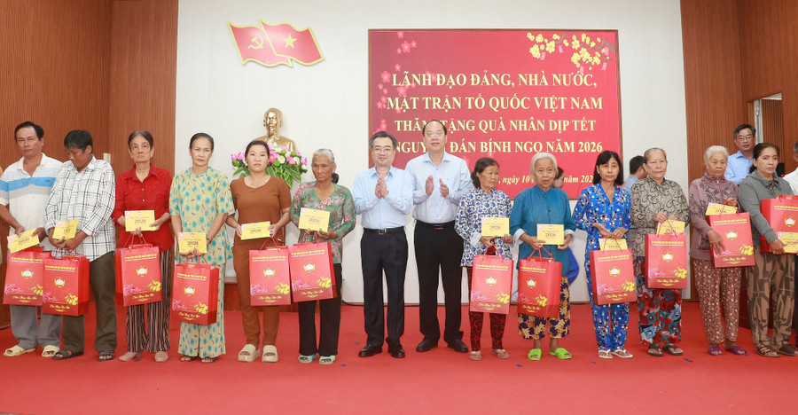 Ông Nguyễn Thanh Nghị và lãnh đạo tỉnh Cà Mau trao quà tới người dân địa phương.