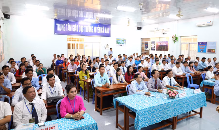 Đại biểu và thí sinh tham dự Hội thi Cán bộ quản lý giỏi cấp tiểu học.