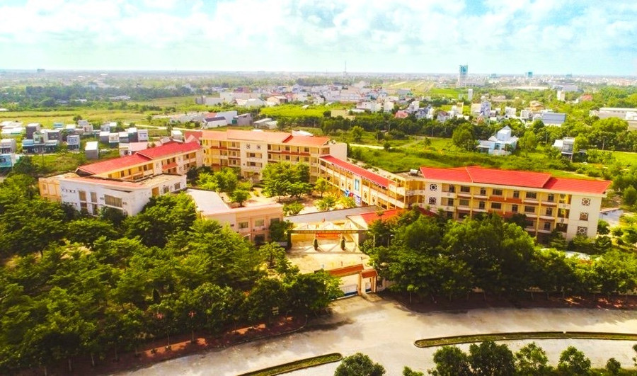 Trường THPT chuyên Phan Ngọc Hiển nhìn từ trên cao.