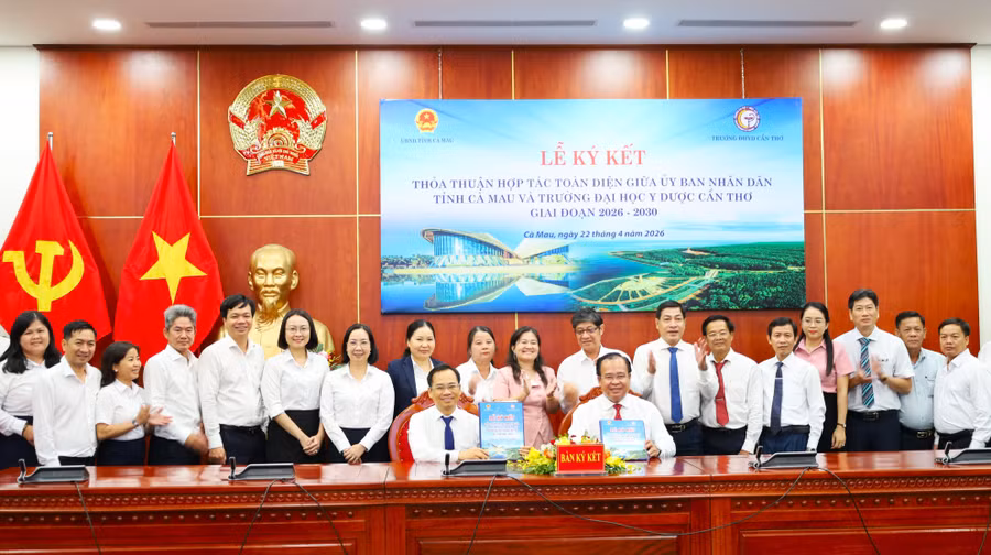 Lãnh đạo Trường Đại học Y Dược Cần Thơ và UBND tỉnh Cà Mau ký thỏa thuận hợp tác.