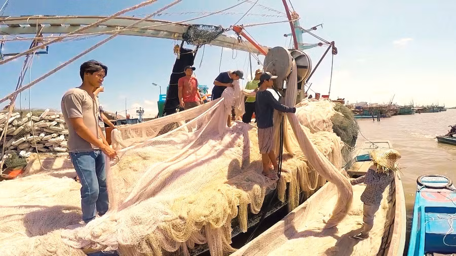 Ngư dân chuẩn bị ngư lưới cụ vươn khơi dịp Tết.