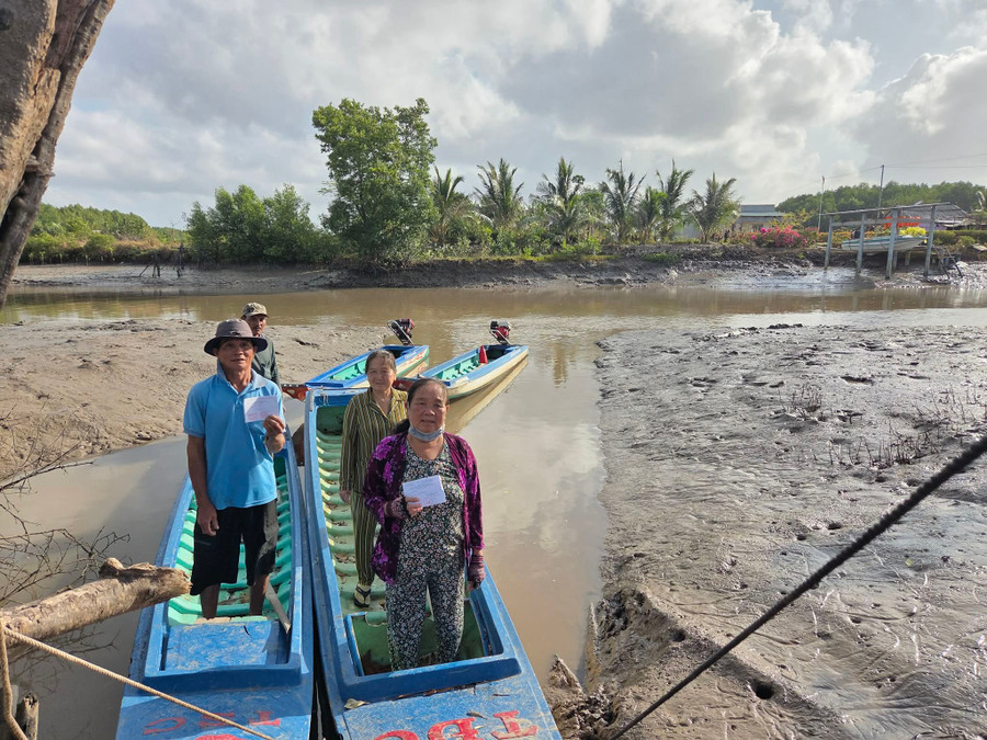 Cử tri vùng sâu Cà Mau đi sớm để tránh nước rút, khó di chuyển phương tiện thủy.