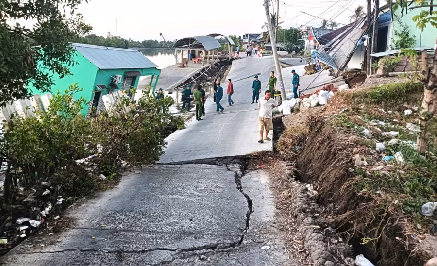 Hiện trường sạt lở lộ bê tông tại xã Đầm Dơi vào rạng sáng nay. (Ảnh: CTV)