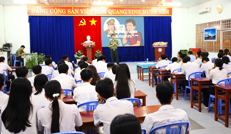 Buổi tuyên truyền về an toàn mạng tại Trung tâm GDTX Cà Mau.