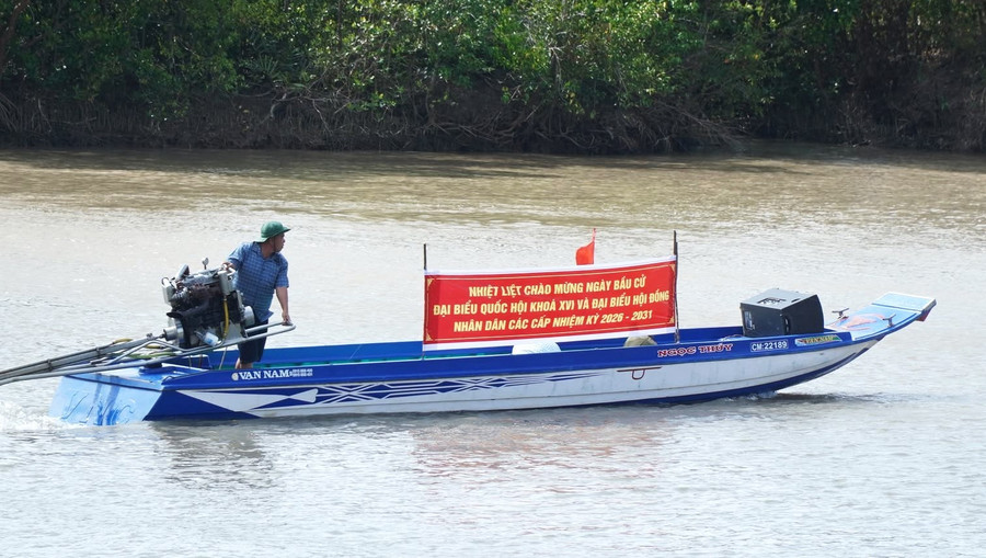 Vỏ lãi chạy trên sông tuyên truyền bầu cử ở Cà Mau.