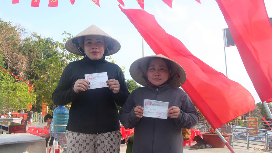 Cử tri đảo Hòn Chuối đến bỏ phiếu bầu cử.