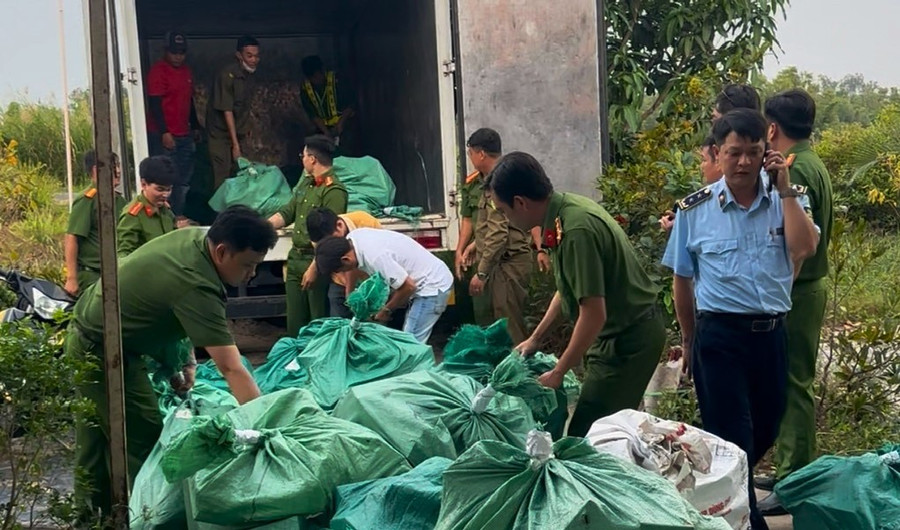 Lực lượng chức năng tịch thu số hàng hóa không có nguồn gốc, xuất xứ.