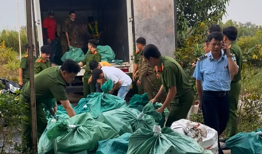 Lực lượng chức năng tịch thu số hàng hóa không có nguồn gốc, xuất xứ.