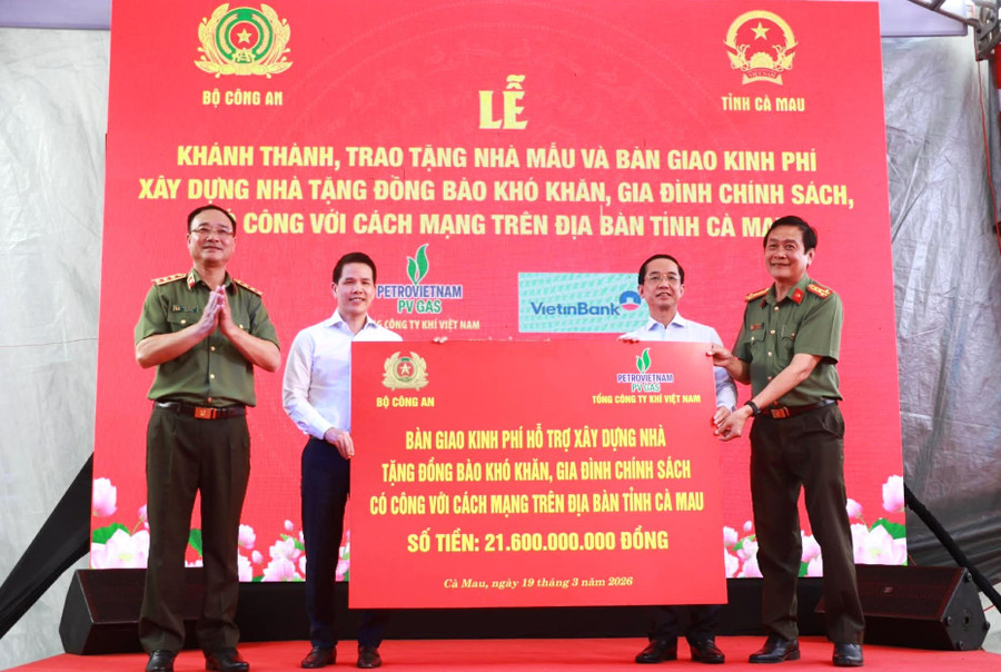 Lãnh đạo tỉnh Cà Mau tiếp nhận kinh phí hỗ trợ xây nhà từ Bộ Công an và đơn vị tài trợ.