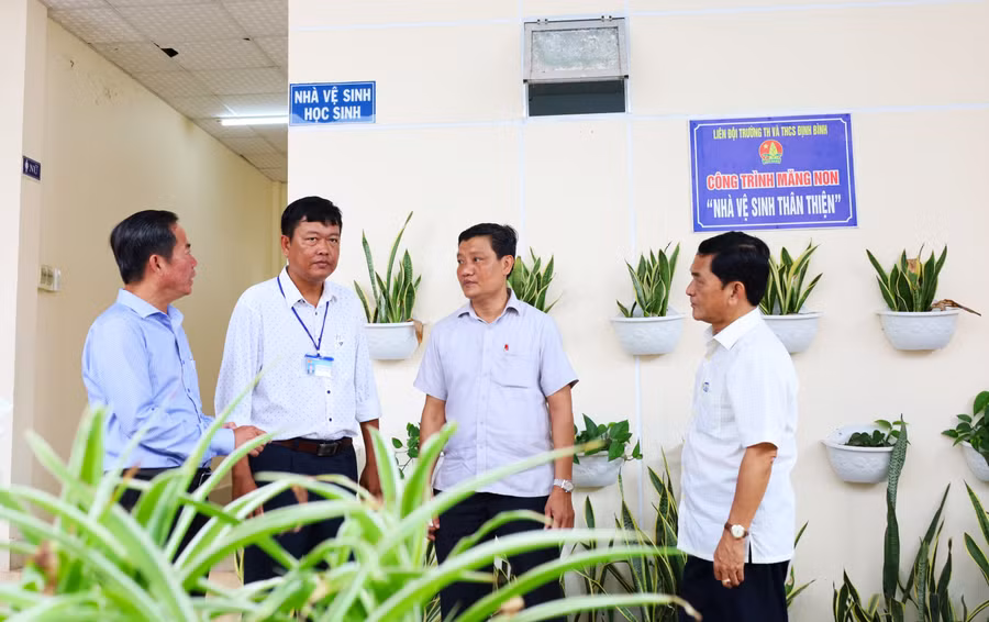 Đoàn công tác kiểm tra khu nhà vệ sinh tại Trường TH&THCS Định Thành.