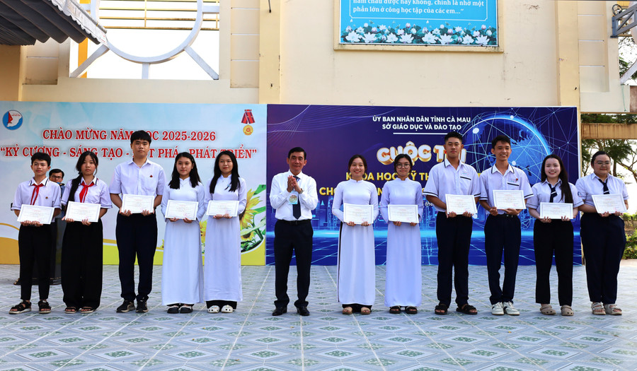 Lãnh đạo Sở GD&ĐT trao giấy khen các dự án đạt giải Nhất.