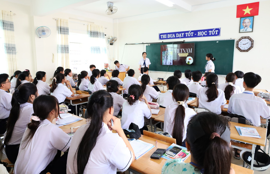 Tiết học lịch sử đầy ý nghĩa hướng về Đại hội XIV của Đảng tại Trường THPT Giá Rai, Cà Mau.