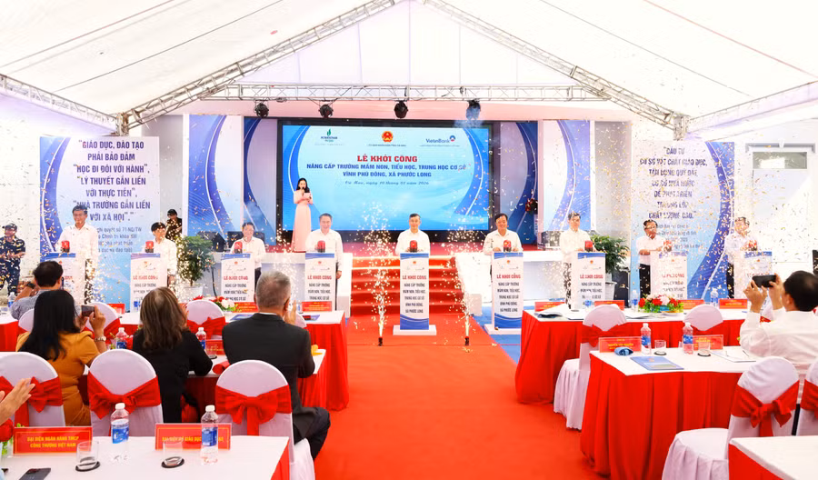 Lãnh đạo tỉnh bấm nút khởi công dự án nâng cấp các trường.