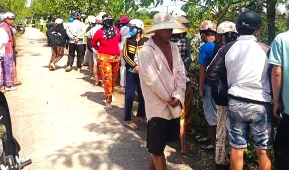 Người dân tập trung quanh khu vực phát hiện thi thể nạn nhân.