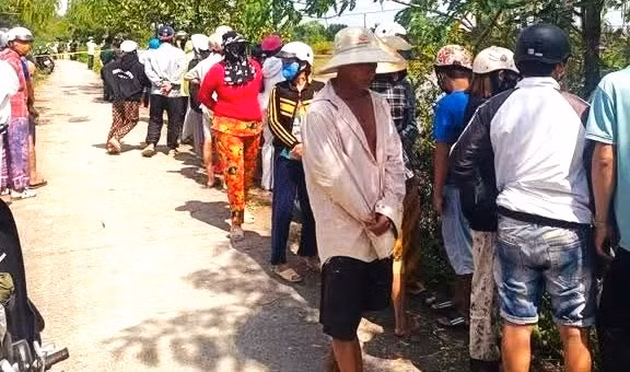 Người dân tập trung quanh khu vực phát hiện thi thể nạn nhân.