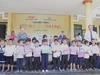 Nhà báo Dương Thanh Hương - Phó Tổng Biên tập Báo GD&TĐ và ông Mai Tấn Linh - Phó Giám đốc Sở GD&ĐT TP Đà Nẵng trao quà cho học sinh.