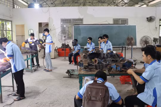 Tiết thực hành nghề hàn tại Trường Cao đẳng Cà Mau. Ảnh: QM.