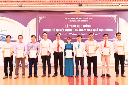 Ra mắt Ban Giám sát Quỹ học bổng "Ươm mầm tương lai".
