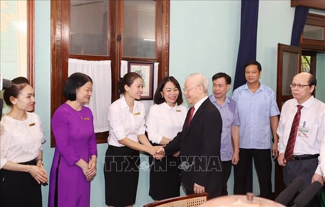 Tổng Bí thư Nguyễn Phú Trọng với cán bộ, nhân viên Khu di tích Chủ tịch Hồ Chí Minh ở Phủ Chủ tịch.