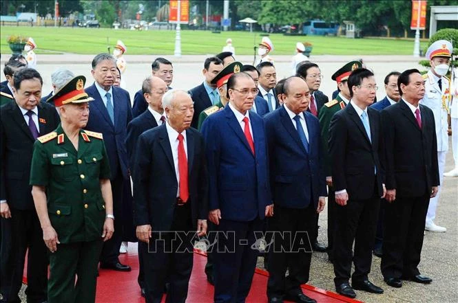 Các đồng chí lãnh đạo, nguyên lãnh đạo Đảng và Nhà nước lãnh đạo các ban, bộ, ngành, đoàn thể Trung ương viếng Chủ tịch Hồ Chí Minh.
