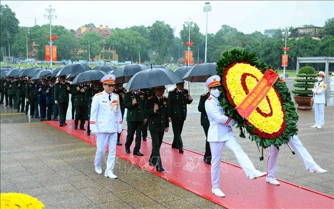 Đoàn Quân ủy Trung ương - Bộ Quốc phòng viếng Chủ tịch Hồ Chí Minh.