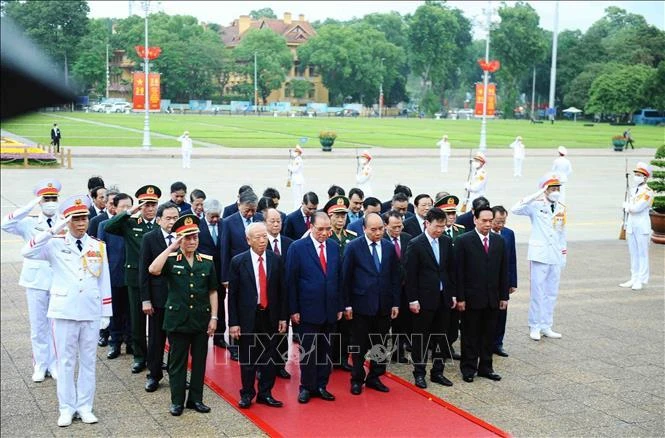 Các đồng chí lãnh đạo, nguyên lãnh đạo Đảng và Nhà nước lãnh đạo các ban, bộ, ngành, đoàn thể Trung ương viếng Chủ tịch Hồ Chí Minh.