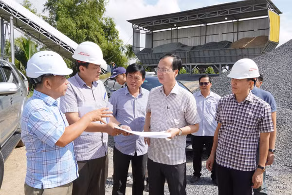 Ông Trần Trí Quang, Chủ tịch UBND tỉnh Đồng Tháp kiểm tra thực tế tại công trường.