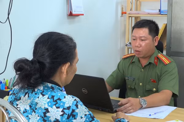 Chị V. tại cơ quan công an. Ảnh: Phước Thanh.