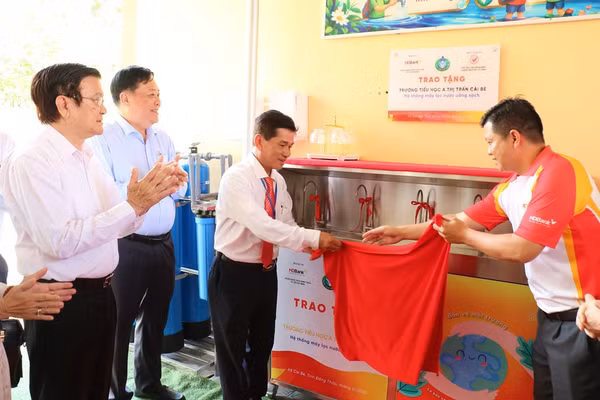 Trao tặng hệ thống máy lọc nước cho Trường Tiểu học A thị trấn Cái Bè. Ảnh: Trần Thi.