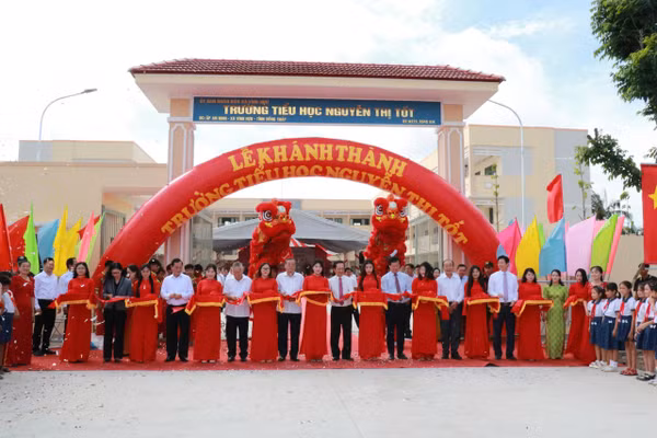 Lãnh đạo Trung ương và tỉnh Đồng Tháp thực hiện nghi thức cắt băng khánh thành.