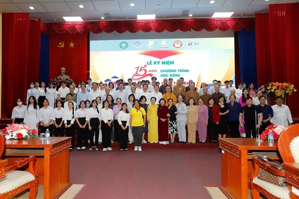 Lễ kỷ niệm 15 năm chương trình học bổng “Nâng bước đến trường” tại tỉnh Tiền Giang (nay là tỉnh Đồng Tháp).