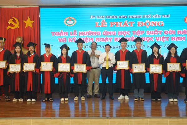 Tuyên dương "Tiền trạng nguyên Tây Đô" cho 20 tân sinh viên đạt thủ khoa trường, ngành năm học 2025 - 2026 tại TP Cần Thơ.