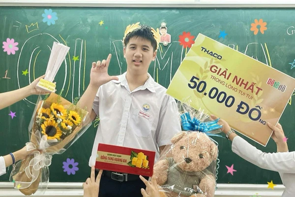 Hình ảnh em Nguyễn Nhựt Lam trở về trường trong vòng tay của thầy cô, bạn bè. Ảnh: NTCC.