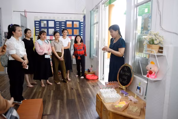 Hoạt động hướng dẫn giáo viên cách sử dụng vận dụng tái chế.