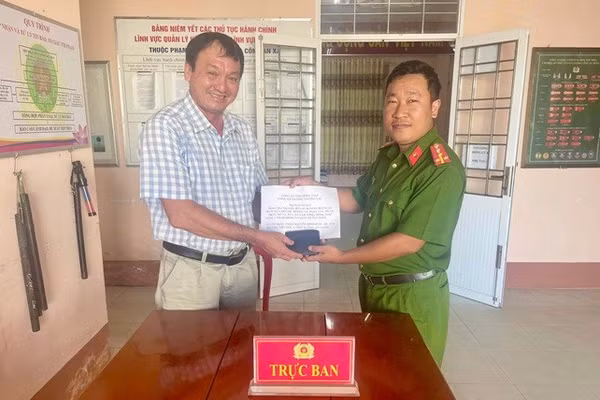 Công an phường Thường Lạc trao trả tài sản, đồ vật đánh rơi cho người dân. Ảnh: Công an Đồng Tháp.