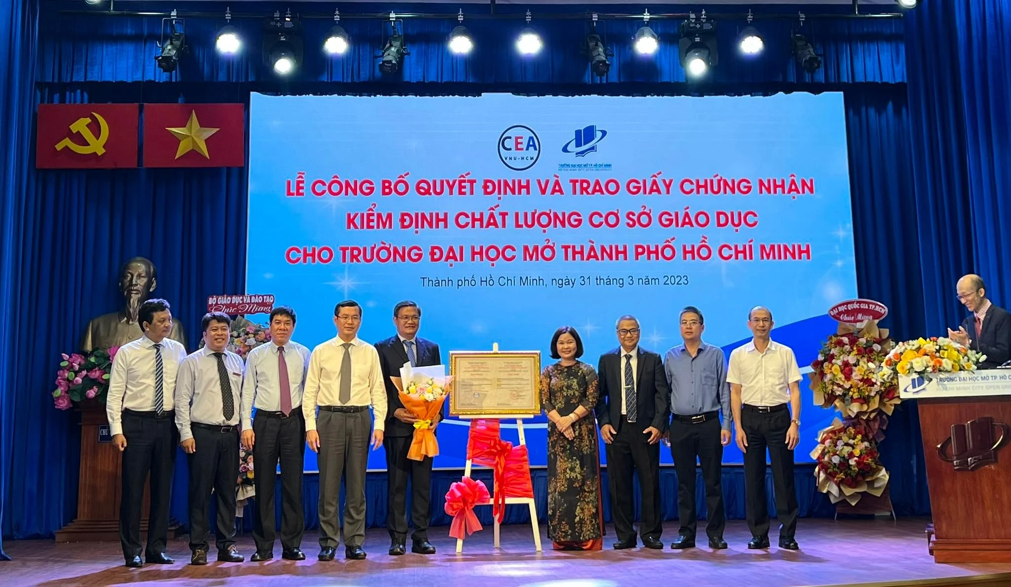 Thứ trưởng Bộ GD&ĐT Nguyễn Văn Phúc, Ban giám đốc Trung tâm kiểm định chất lượng giáo dục Đại học Quốc gia TPHCM cùng Ban giám hiệu Trường ĐH Mở TPHCM.