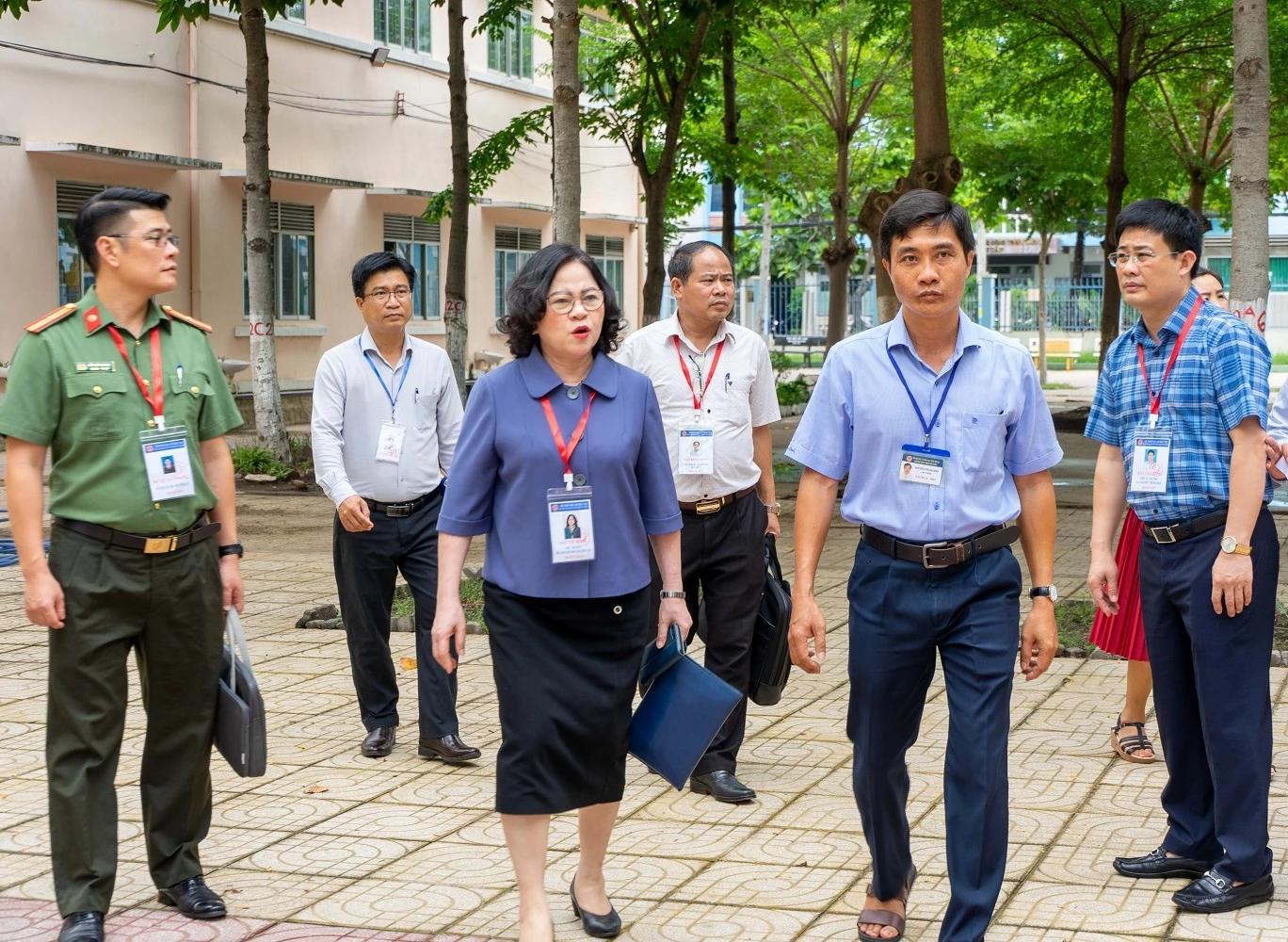 Đoàn công tác của Bộ GD&amp;ĐT kiểm tra công tác chuẩn bị cơ sở vật chất tại các điểm thi rất kỹ.