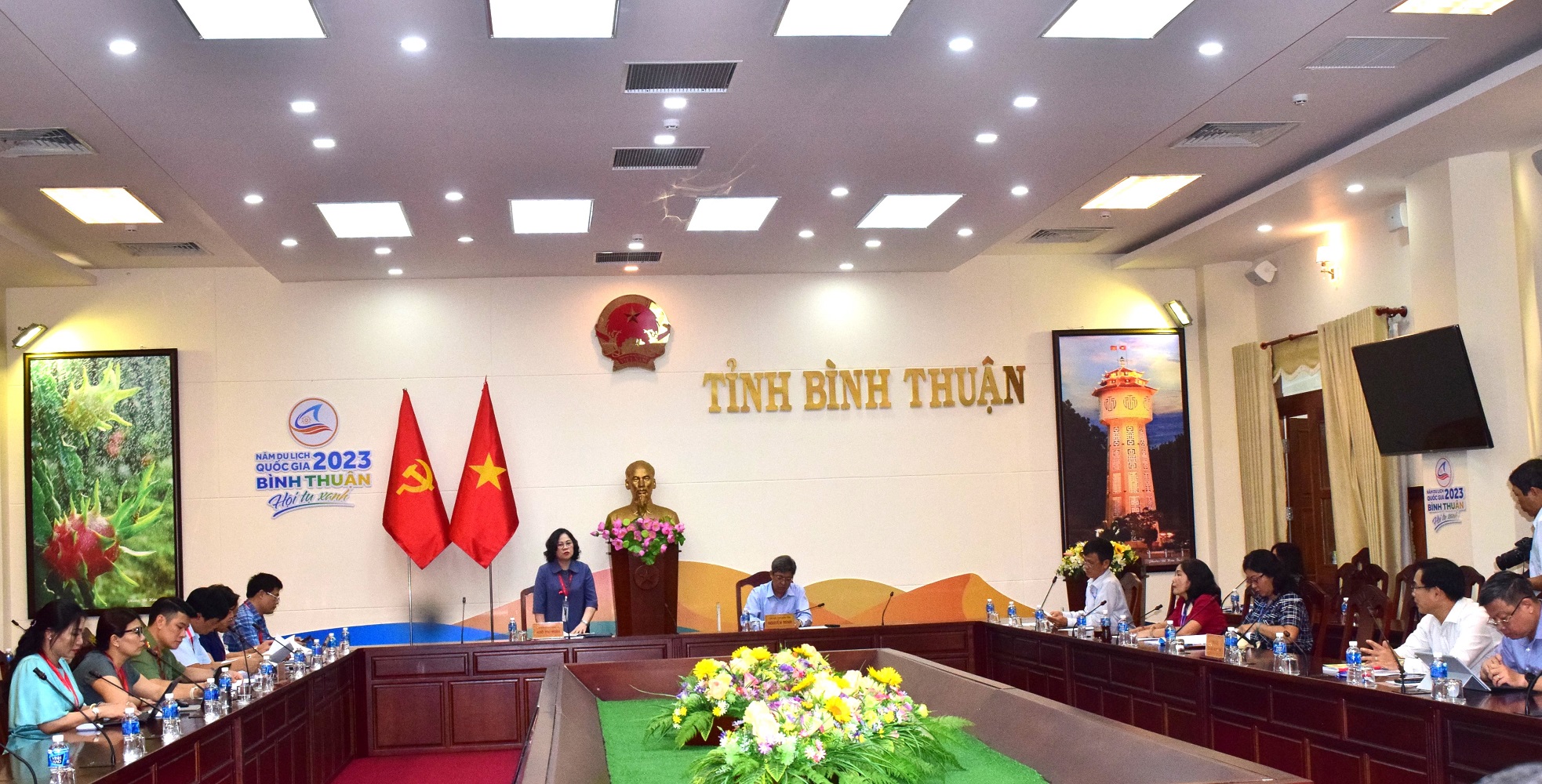 Quang cảnh buổi làm việc của đoàn công tác Bộ GD&ĐT với Ban chỉ đạo thi của tỉnh Bình Thuận. Quang cảnh buổi làm việc của đoàn công tác Bộ GD&ĐT với Ban chỉ đạo thi của tỉnh Bình Thuận.