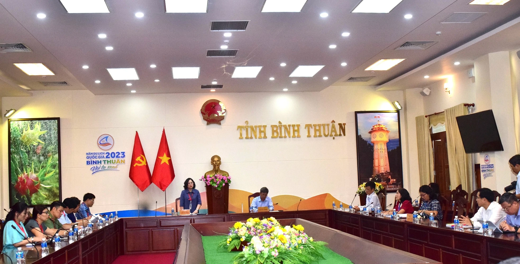 Quang cảnh buổi làm việc của đoàn công tác Bộ GD&amp;ĐT với Ban chỉ đạo thi của tỉnh Bình Thuận.