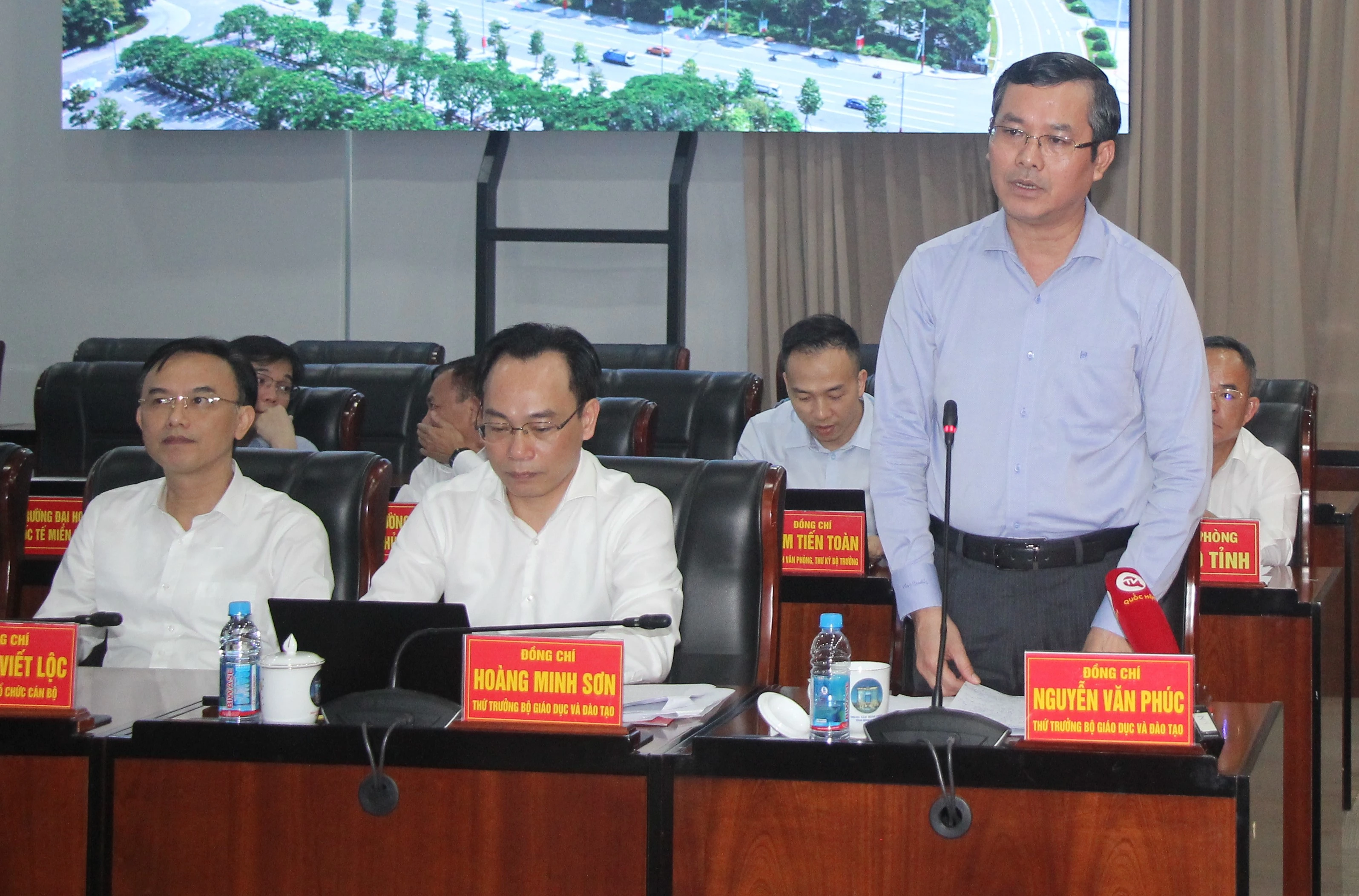 Thứ trưởng Nguyễn Văn Phúc đánh giá cao những thành tựu mà ngành giáo dục Bình Dương đạt được.