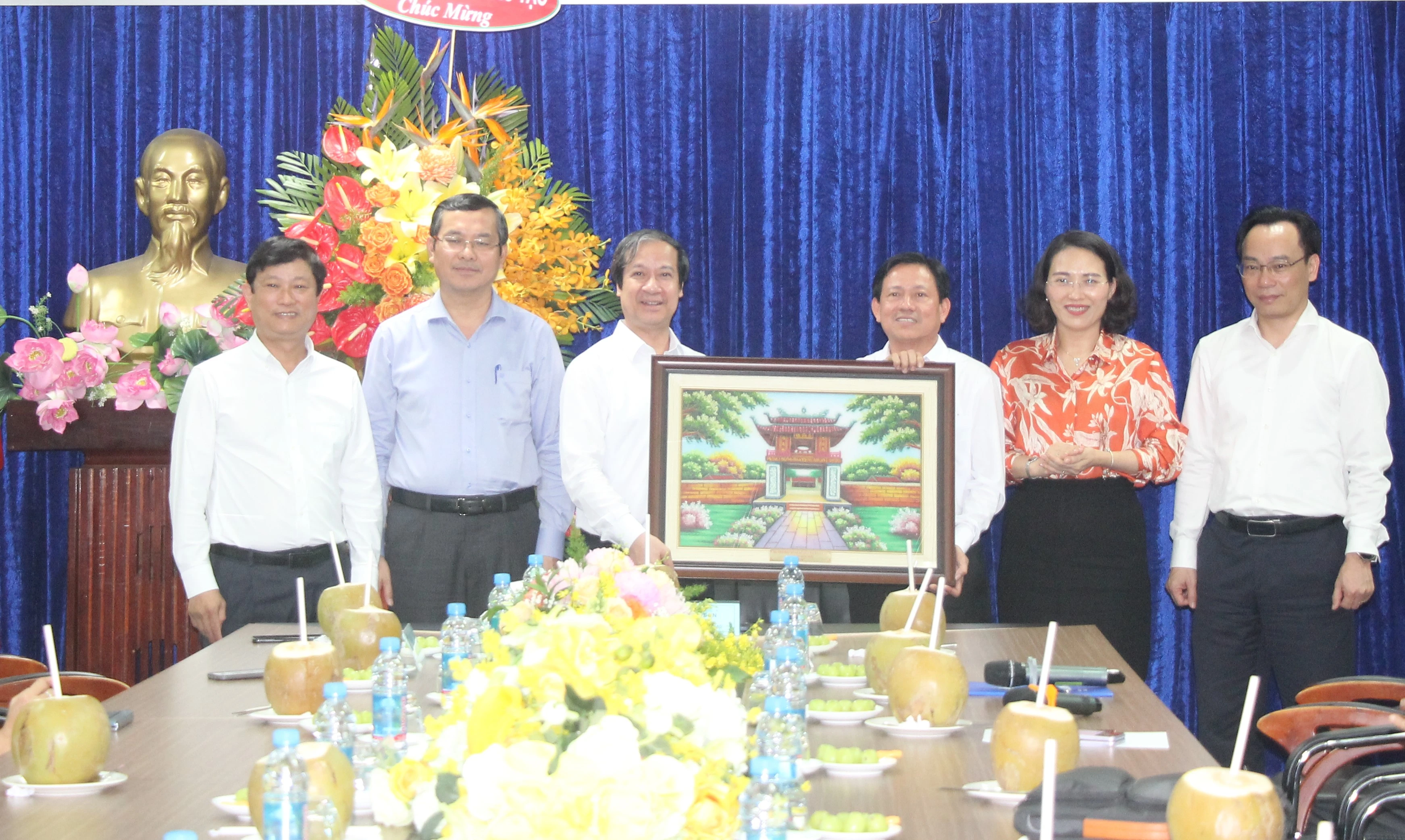 Đoàn công tác của Bộ GD&amp;ĐT tặng quà kỉ niệm cho Sở GD&amp;ĐT tỉnh Bình Dương.