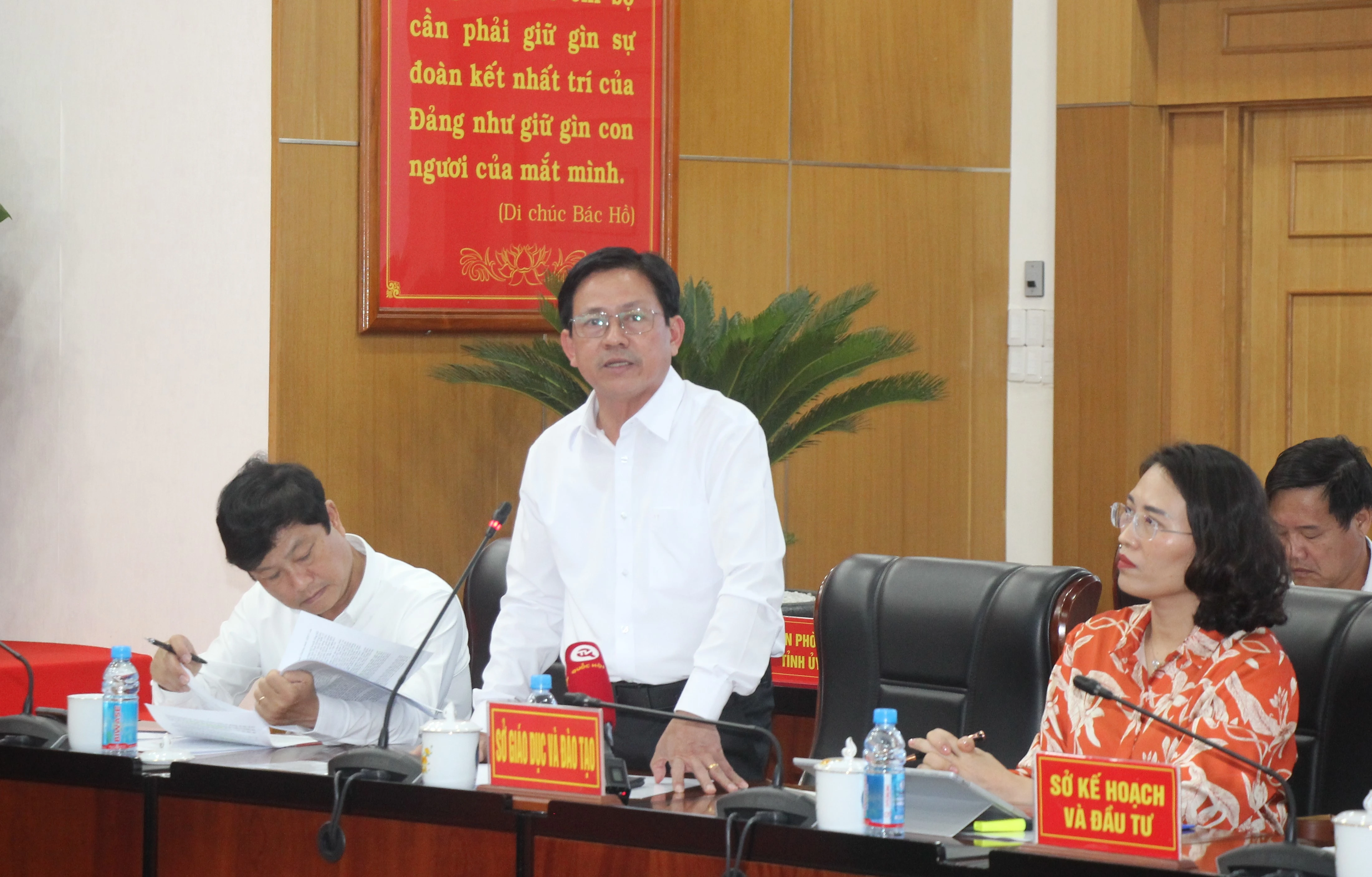 Ông Nguyễn Văn Phong, Phó Giám đốc Sở GD&amp;ĐT tỉnh Bình Dương báo cáo kết quả ngành giáo dục giai đoạn 2011-2022.