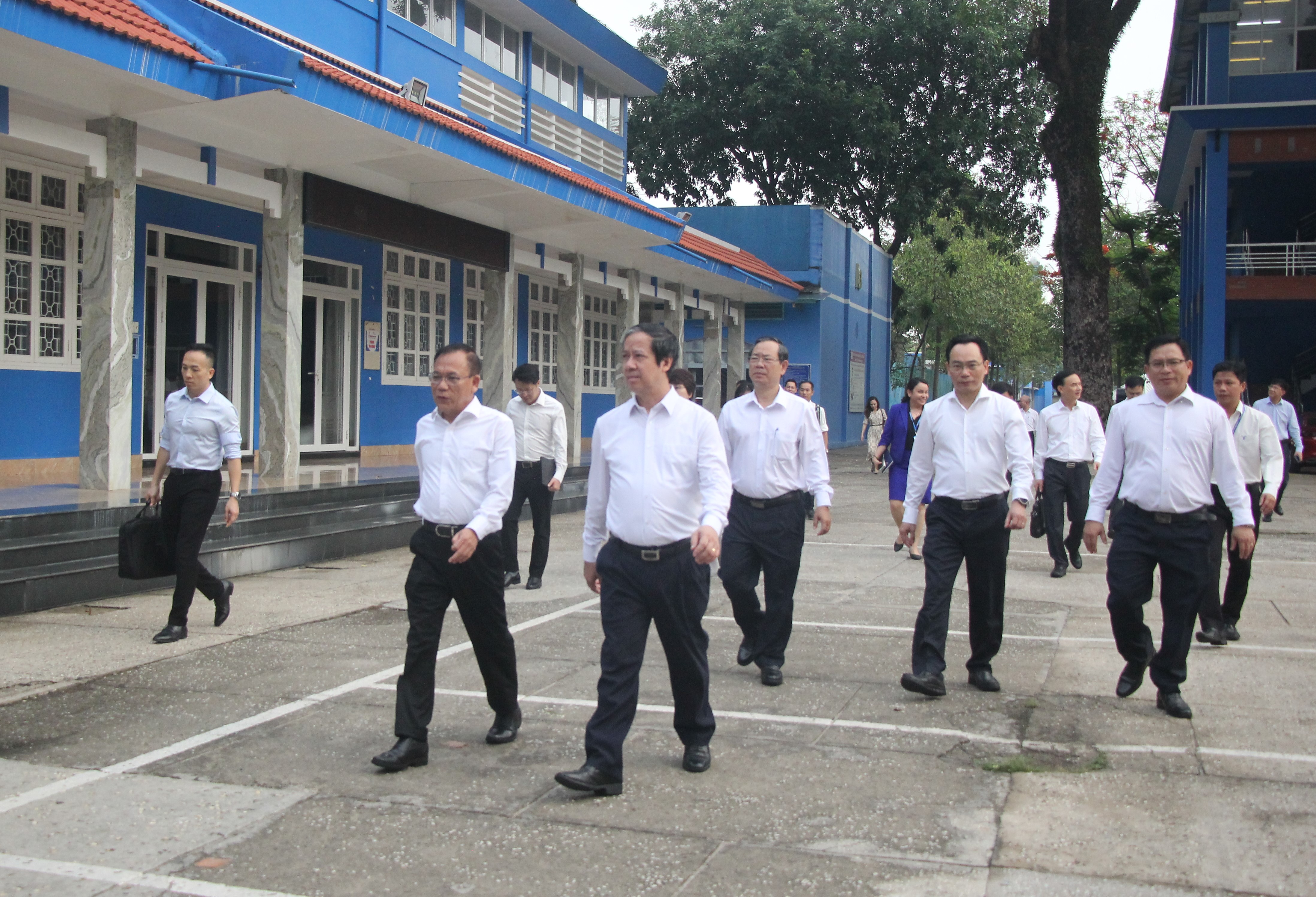 Bộ trưởng Bộ GD&ĐT Nguyễn Kim Sơn cùng đoàn công tác thăm khuôn viên Trường ĐH Thủ Dầu Một. Bộ trưởng Bộ GD&ĐT Nguyễn Kim Sơn cùng đoàn công tác thăm khuôn viên Trường ĐH Thủ Dầu Một.