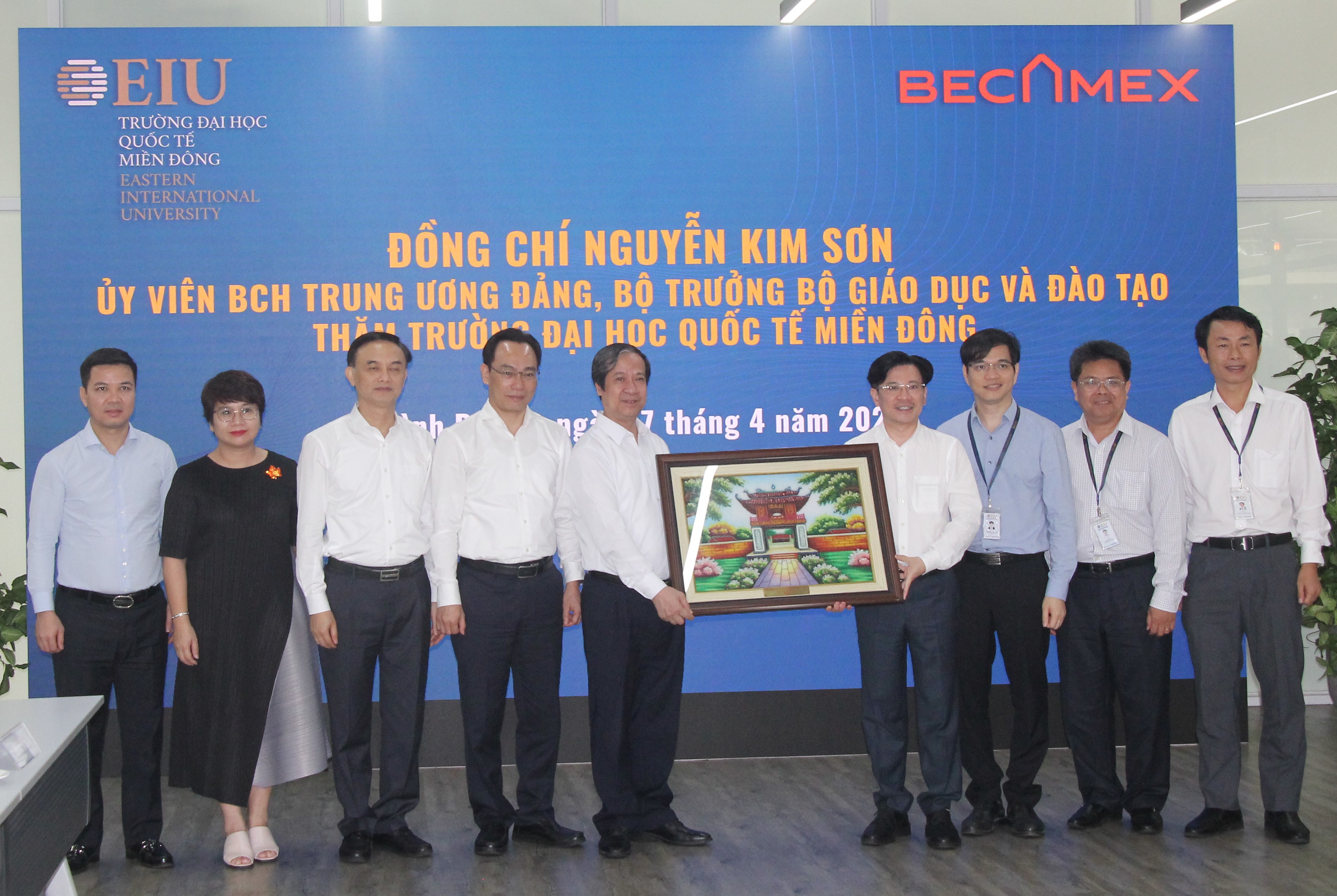 Bộ GD&ĐT tặng quà lưu niệm cho Ban Giám hiệu Trường ĐH Quốc tế Miền Đông. Bộ GD&ĐT tặng quà lưu niệm cho Ban Giám hiệu Trường ĐH Quốc tế Miền Đông.